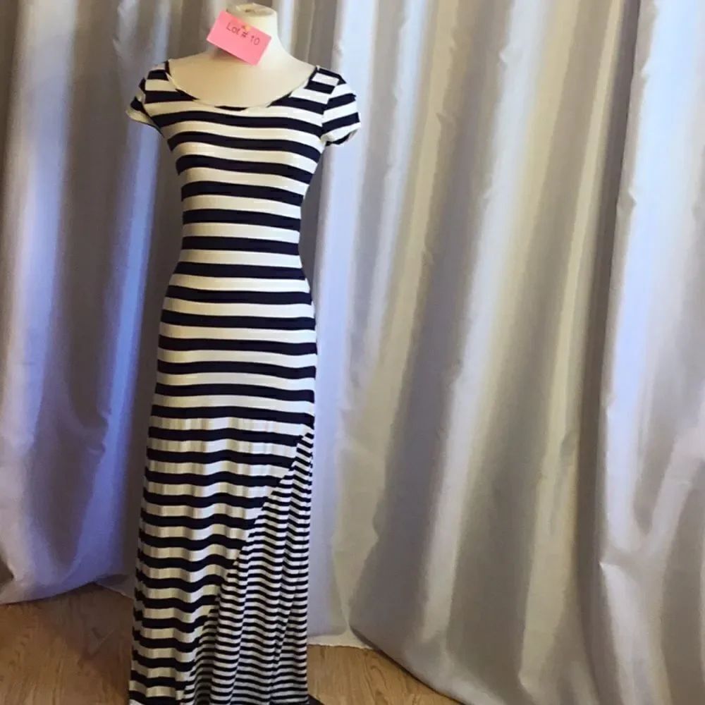 NWOT navy & cream striped maxi dress with short sleeves in size 9 L